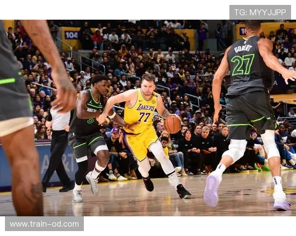 戈贝尔挡拆吸引包夹拉开对方内线空档