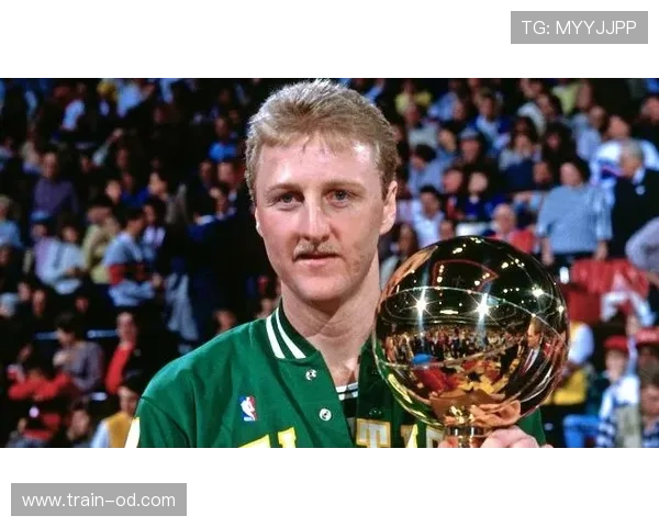 拉里·伯德关键时刻多面手作用显著 超越同时代核心提升球队稳定性