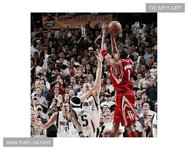 无球跑位牵制对方内线，威廉姆斯三分拉开空间